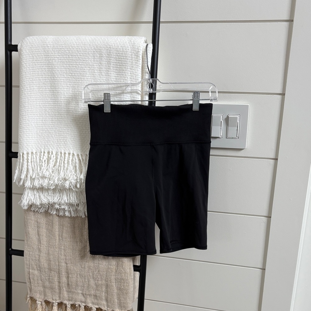 Vuori Ribbed Bike Short. Size M. Black.